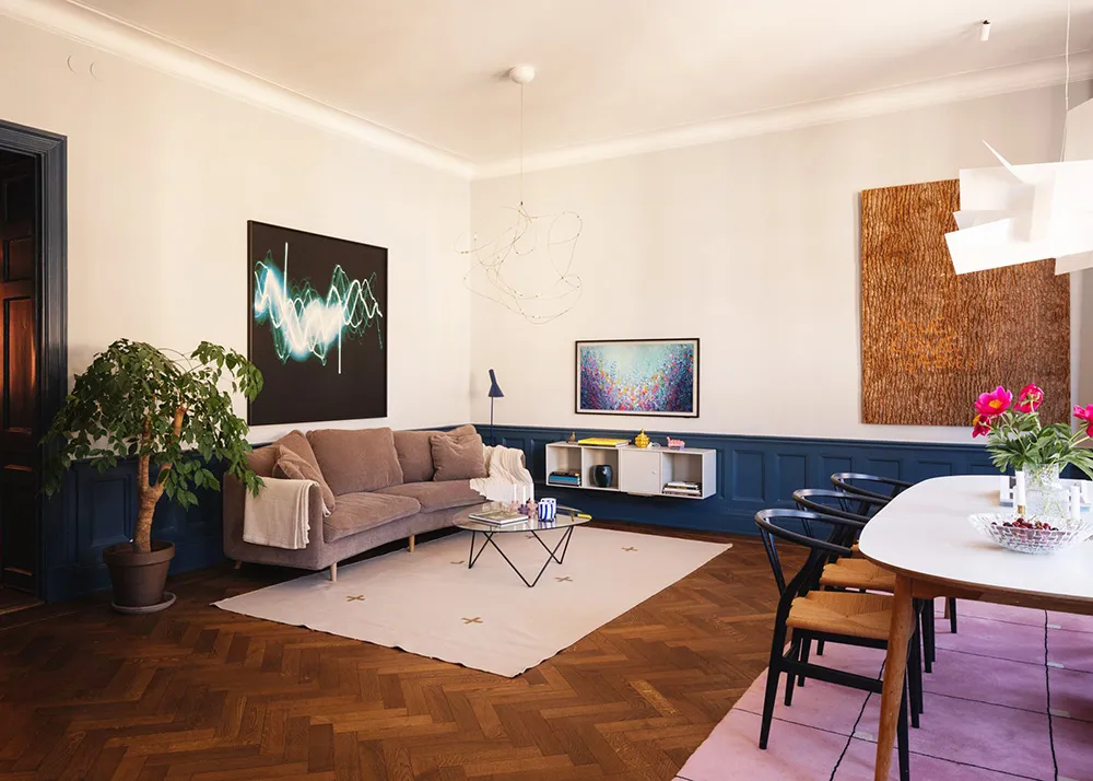 Ефектні стінні панелі та сучасне мистецтво в дизайні квартири в Стокгольмі - Gallery image 6