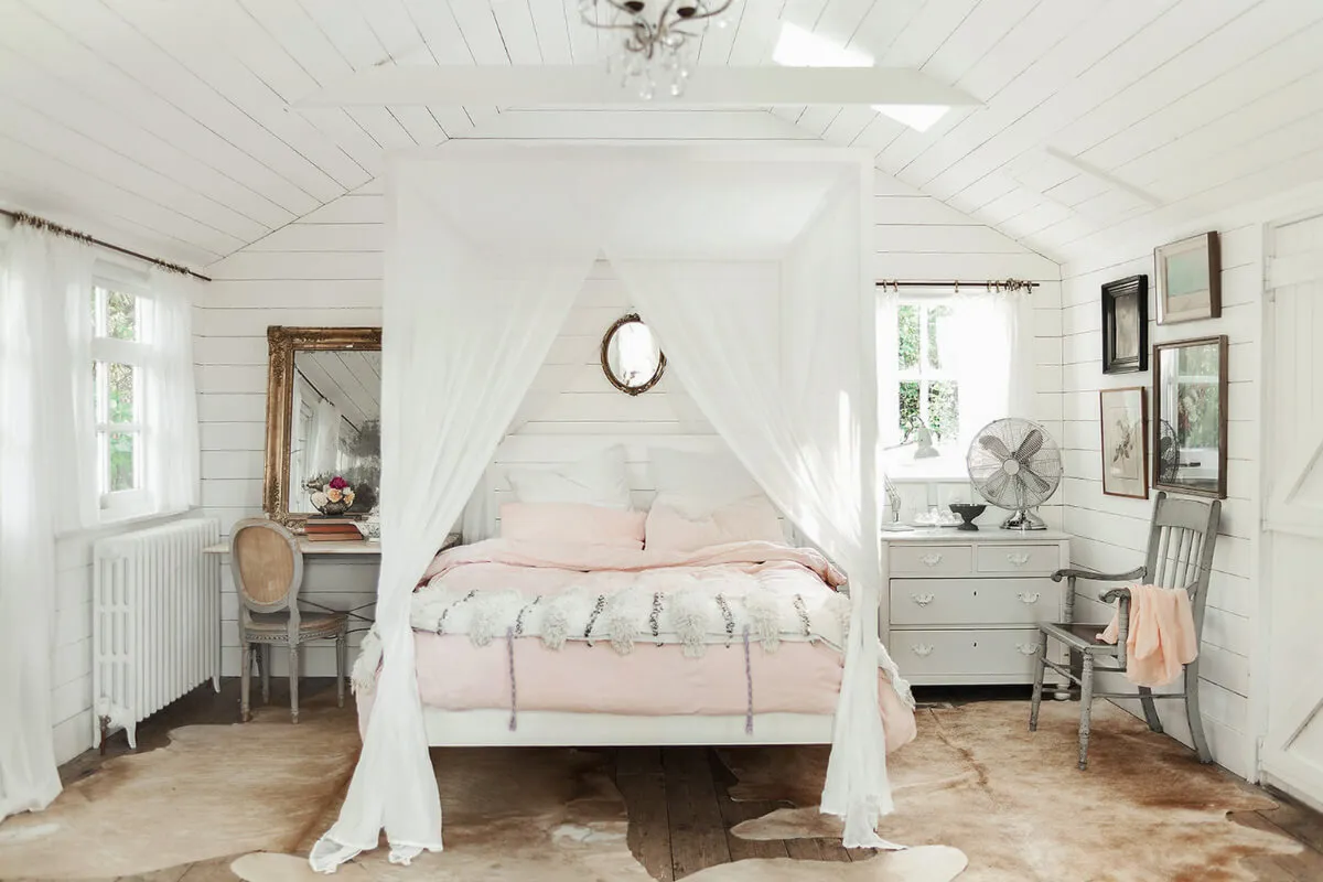 緑に囲まれた美しい白いコテージ - Gallery image 16