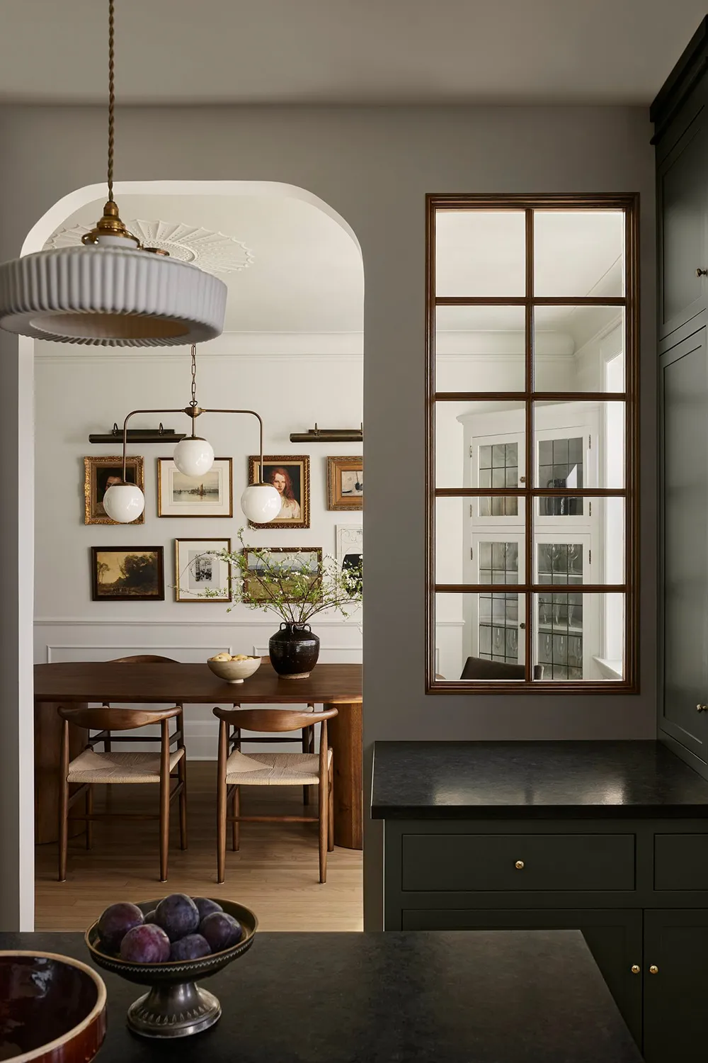 Lignes élégantes de l'habitation rénovée de 100 ans à Montréal - Gallery image 3