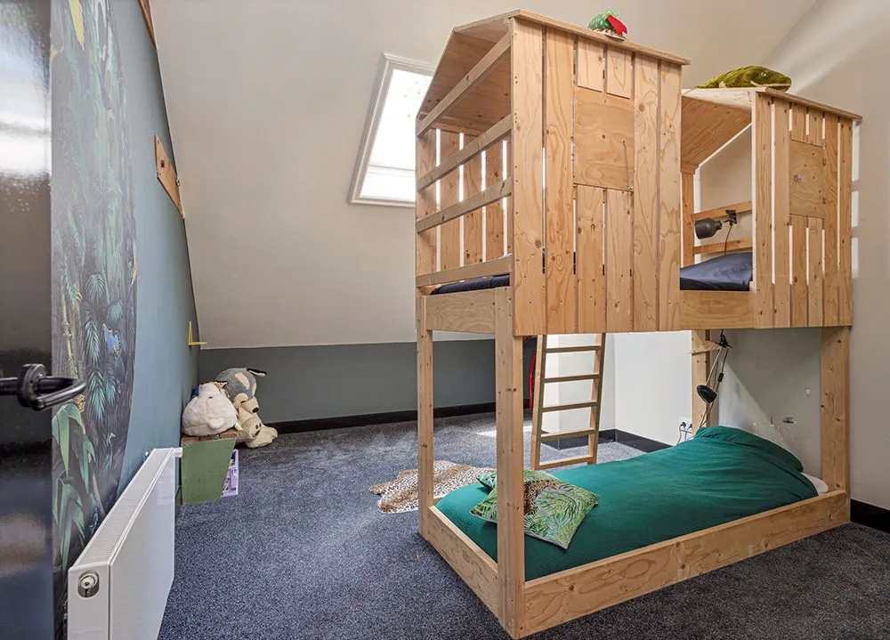 Diseño de interior colorido y vibrante en edificio ex-escuela en Países Bajos - Gallery image 12