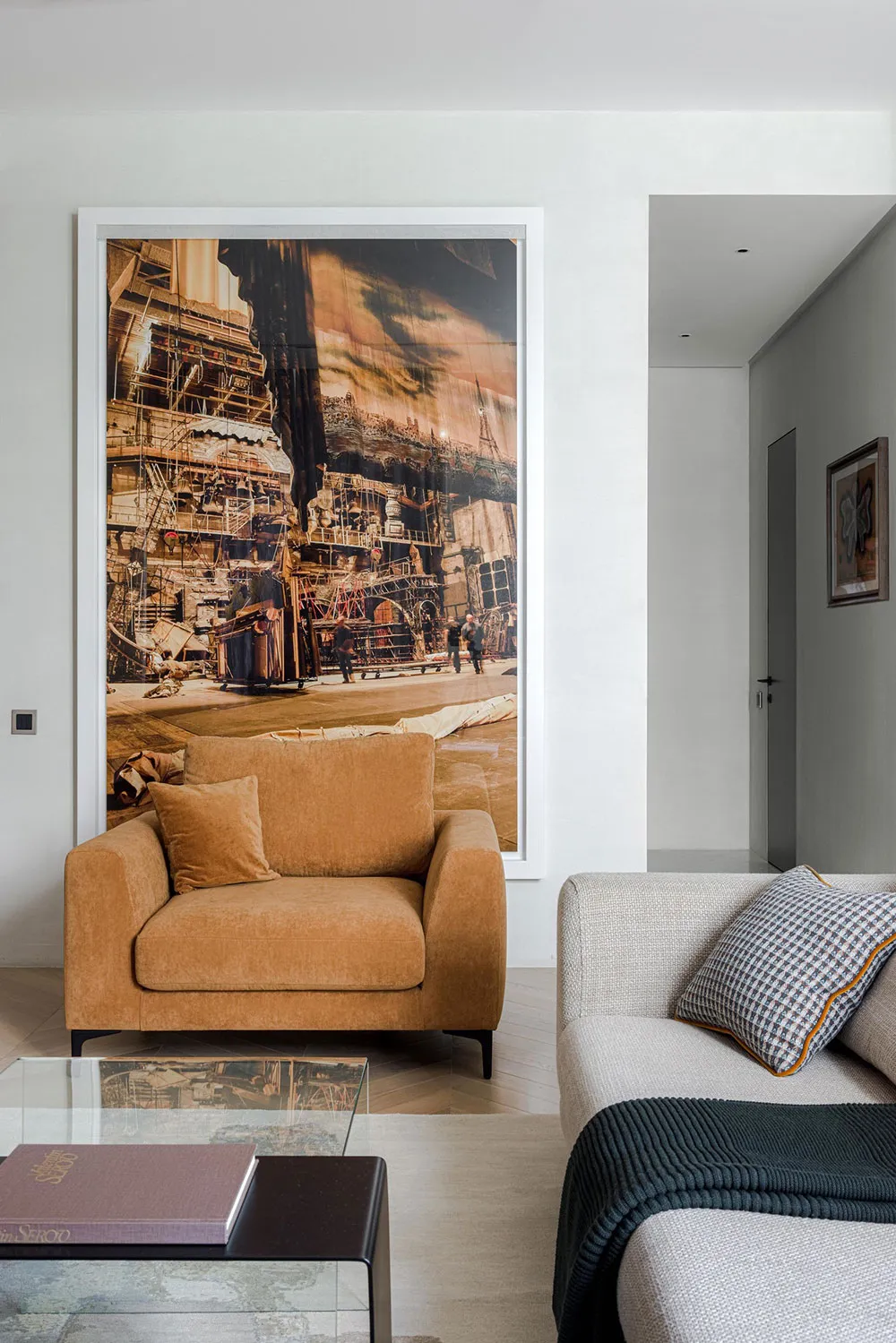 Обои с рыбами и смелый мрамор на кухне: современная квартира для семьи в Москве - Gallery image 10