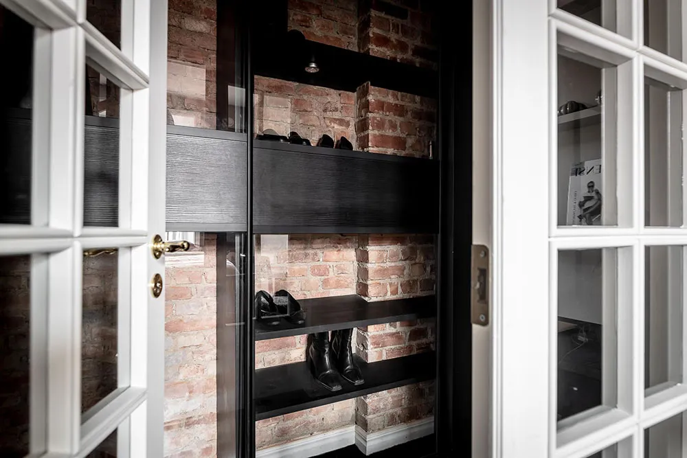 Кирпичные стены и тёмная мебель: лофт в Гетеборге - Gallery image 31