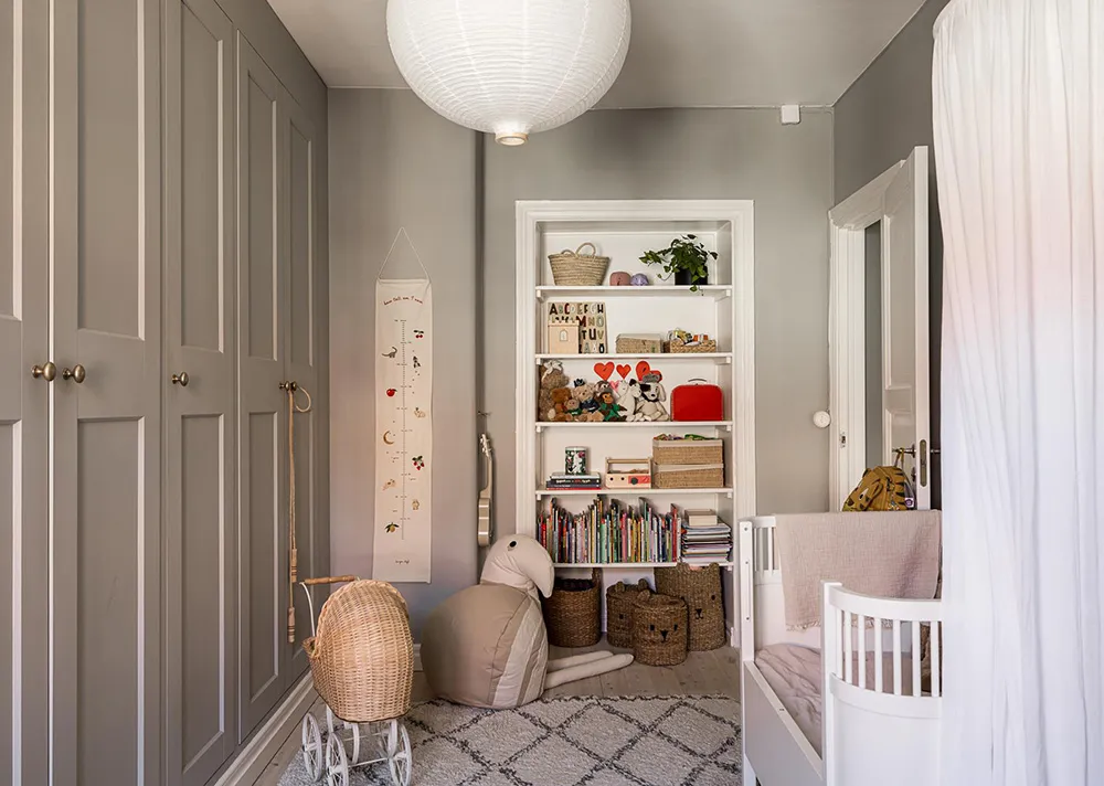 Приятные оттенки серого в дизайне шведской квартиры (90 кв. м) - Gallery image 25