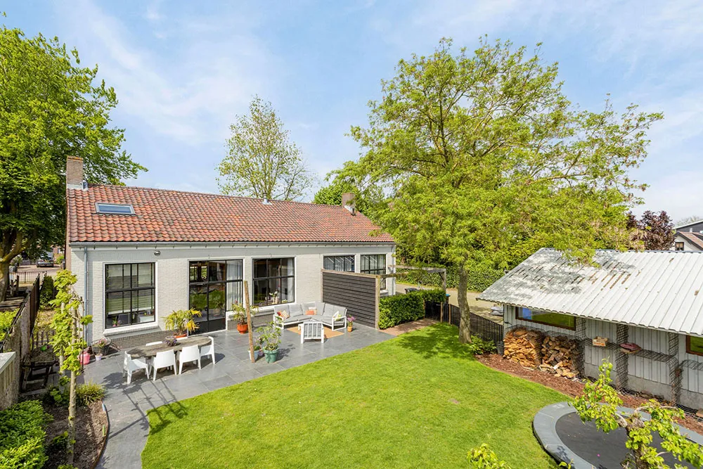 Diseño de interior colorido y vibrante en edificio ex-escuela en Países Bajos - Gallery image 21