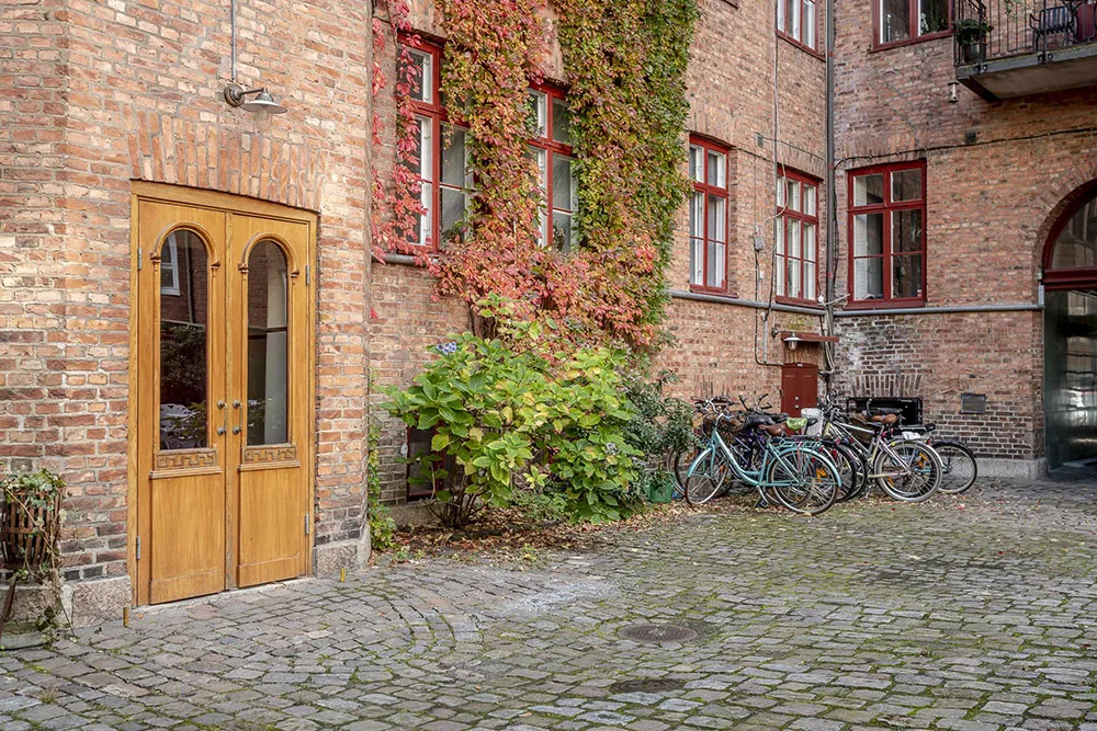 Кирпичные стены и тёмная мебель: лофт в Гетеборге - Gallery image 33