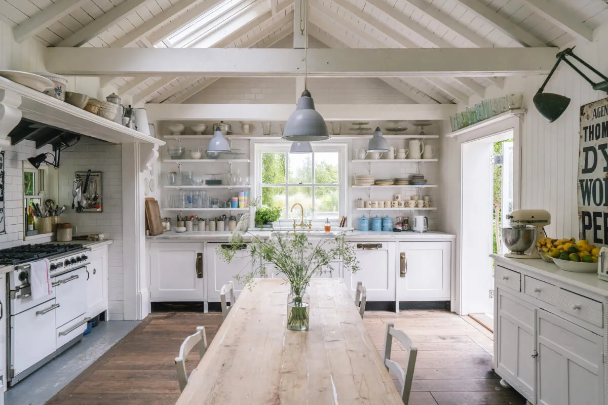 緑に囲まれた美しい白いコテージ - Gallery image 1