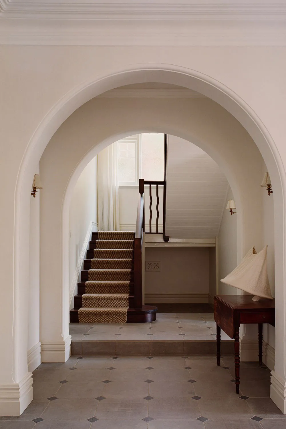 Арочные окна и мягкий минимализм: красивый дом дизайнера мод в Сиднее - Gallery image 11