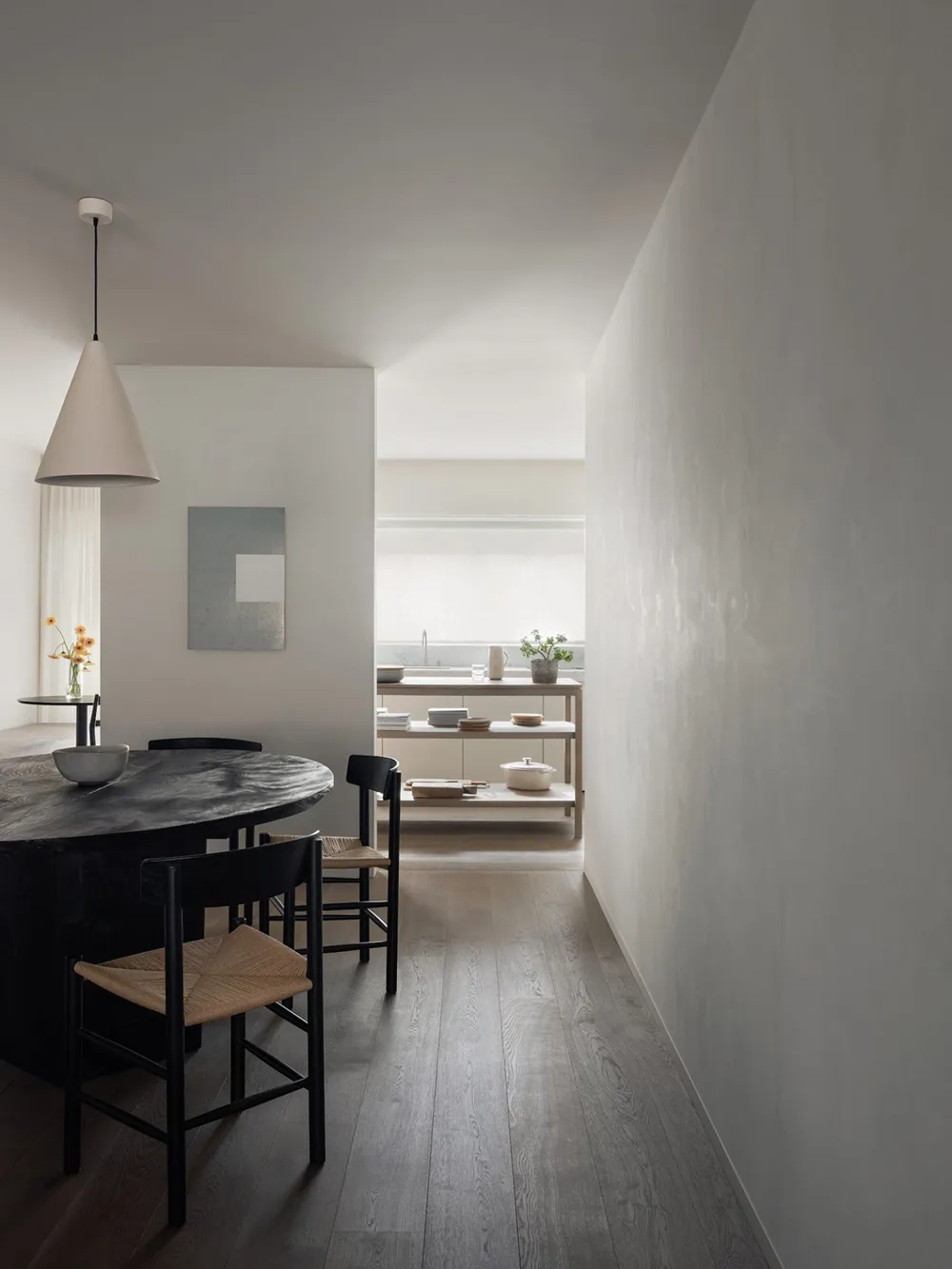 Style minimaliste calme avec vue sur une église médiévale - Gallery image 6