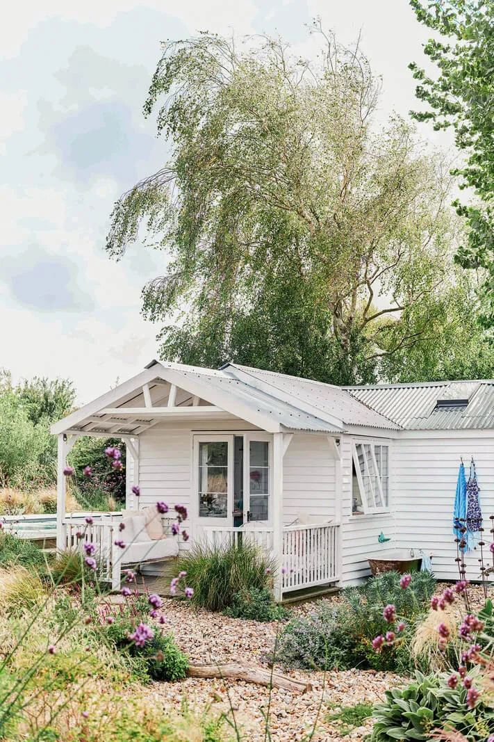 緑に囲まれた美しい白いコテージ - Gallery image 13