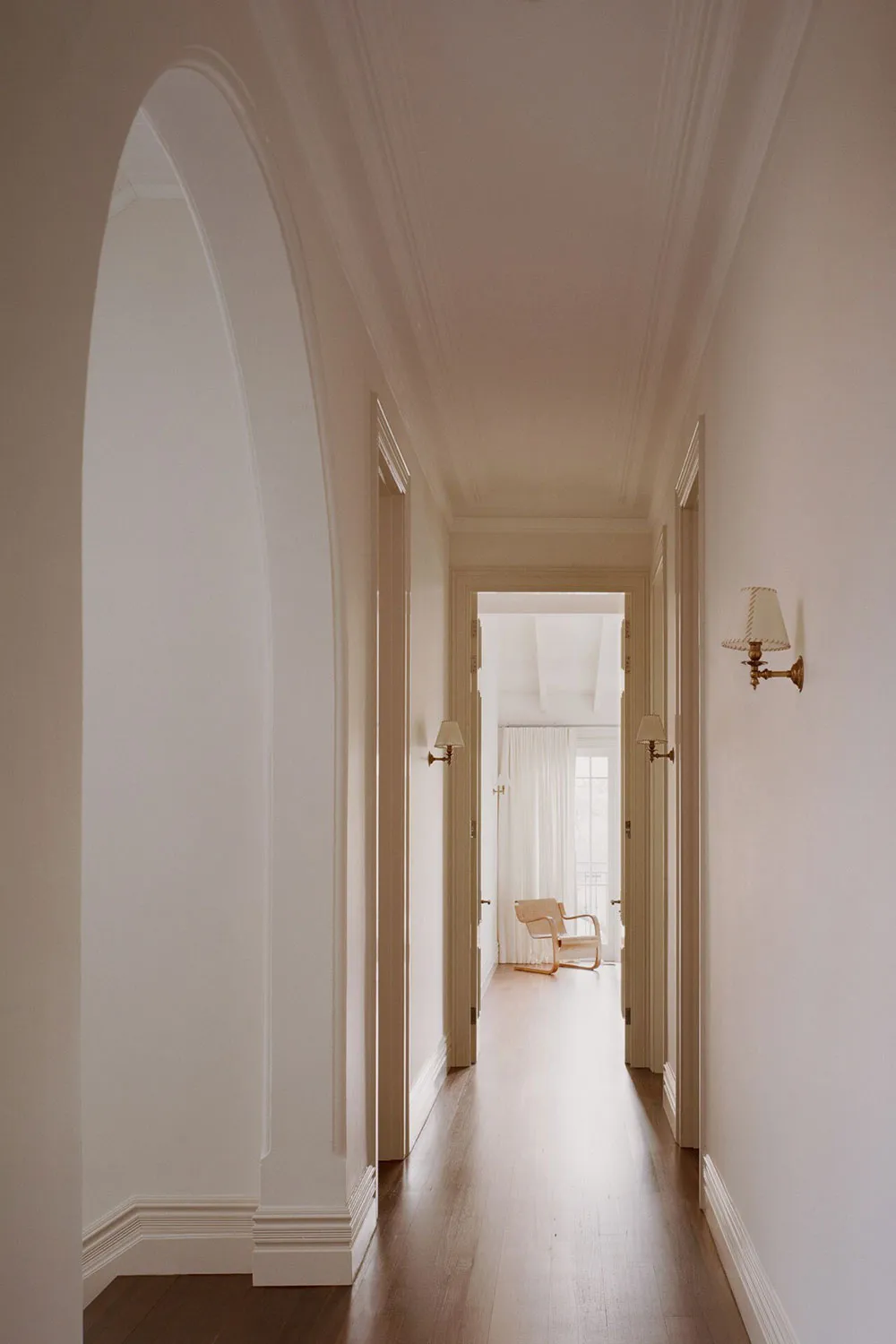 Арочные окна и мягкий минимализм: красивый дом дизайнера мод в Сиднее - Gallery image 12