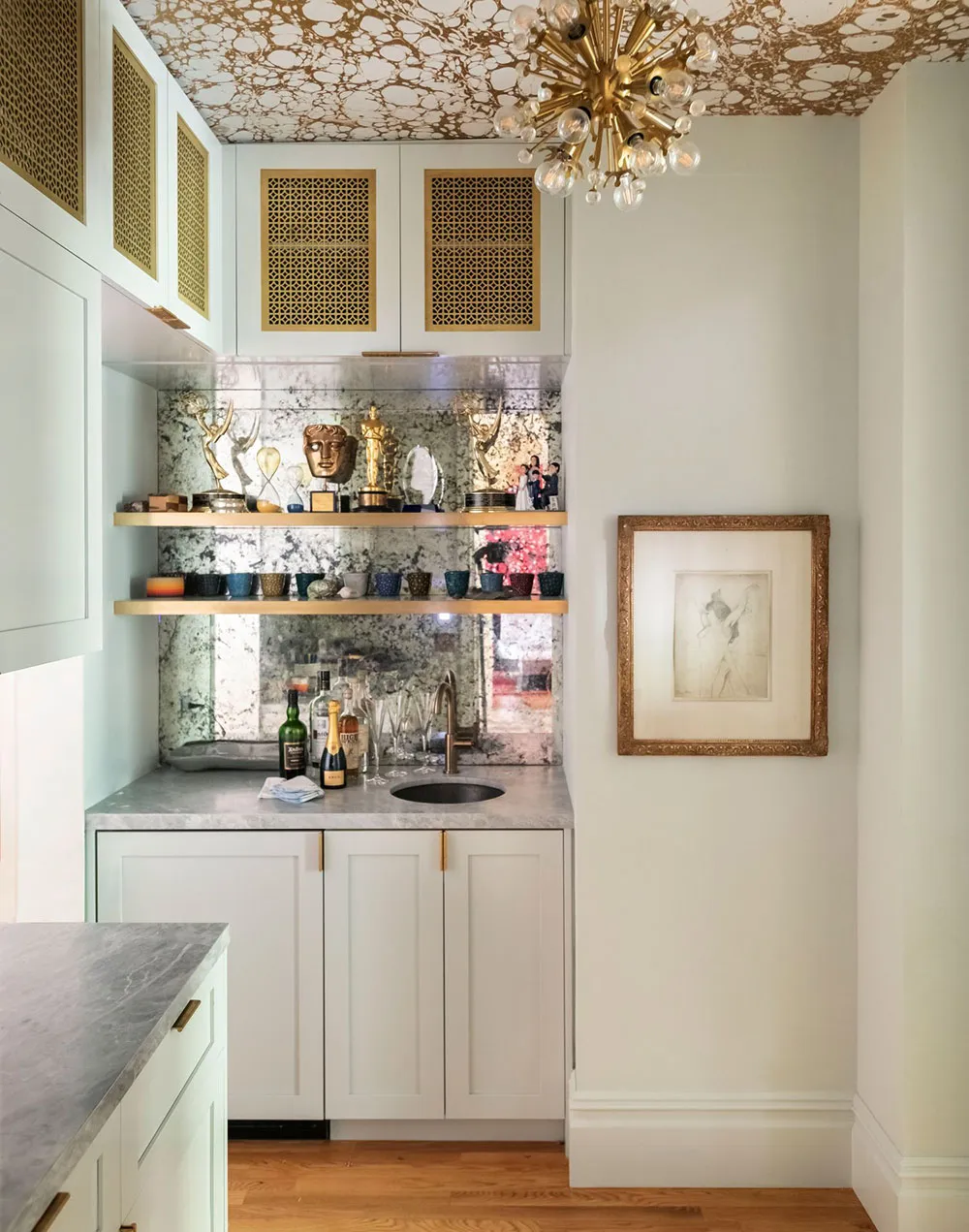 Das Reich der Wandverzierungen und ekligem Interiordesign in einem Haus der Filmfamilie in New York - Gallery image 17