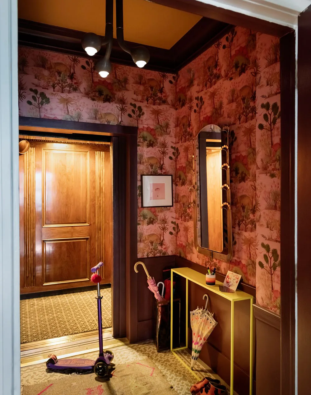 Das Reich der Wandverzierungen und ekligem Interiordesign in einem Haus der Filmfamilie in New York - Gallery image 4