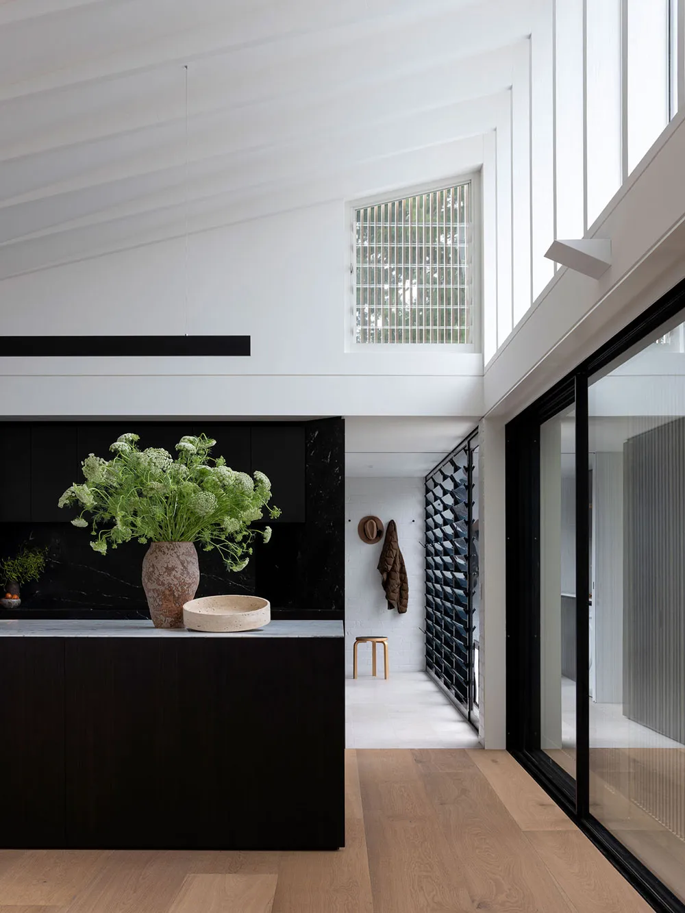 Znakomity strzeżony domek w Australii zbudowany na kontrastach - Gallery image 6