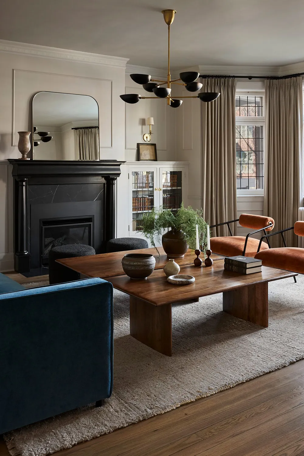 Lignes élégantes de l'habitation rénovée de 100 ans à Montréal - Gallery image 1