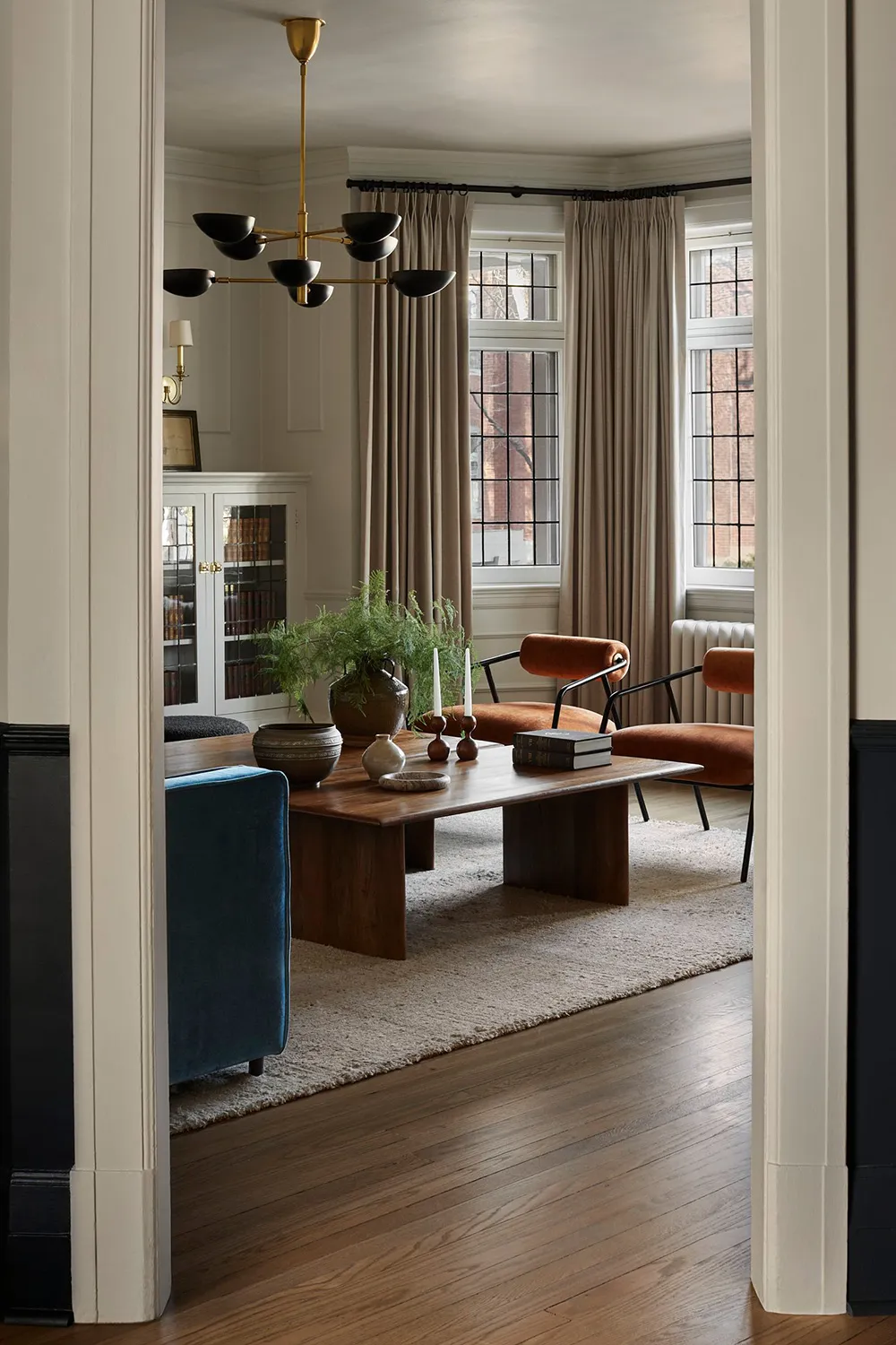 Lignes élégantes de l'habitation rénovée de 100 ans à Montréal - Gallery image 13