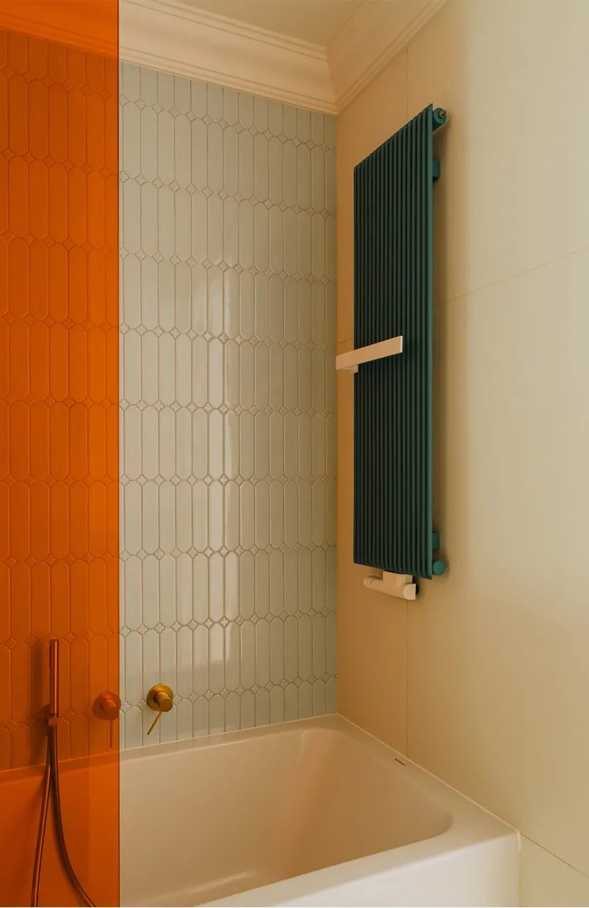 Peintures vives et touches d'art déco dans la conception d'appartement à Wrocław - Gallery image 11