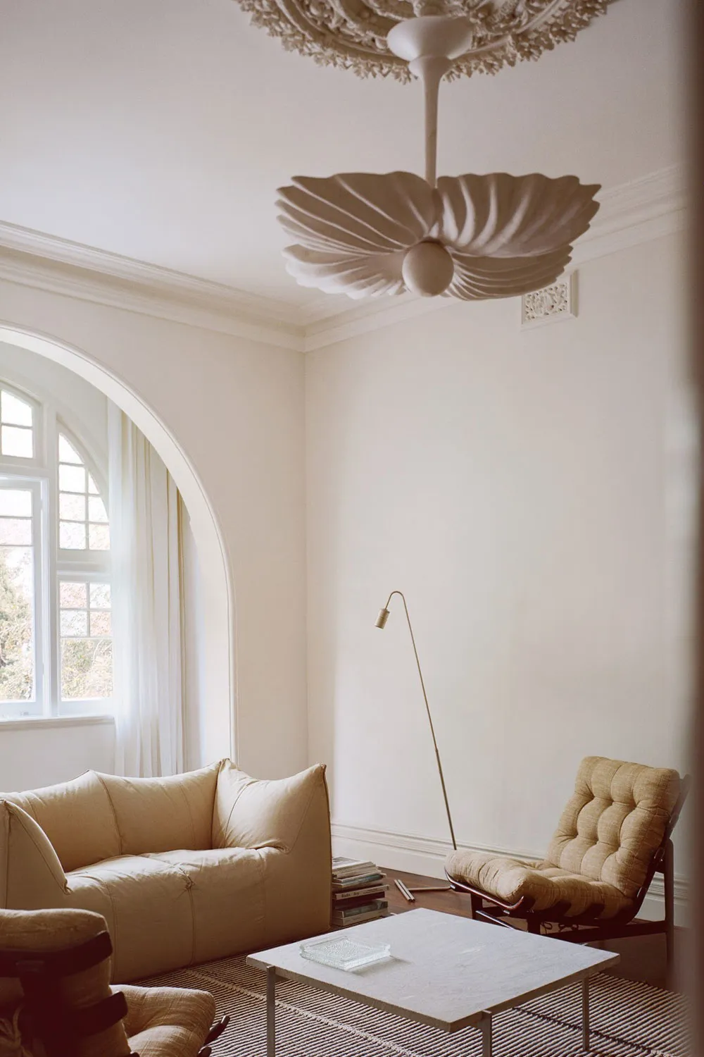 Арочные окна и мягкий минимализм: красивый дом дизайнера мод в Сиднее - Gallery image 21