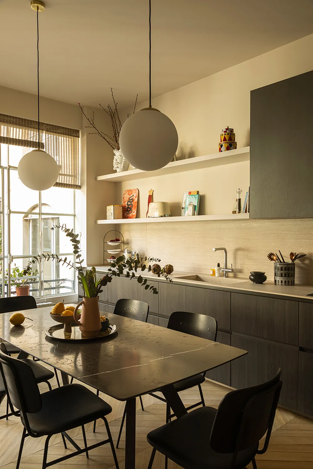 ミラノにある旧倉庫を改装した、快適でモダンなインテリア - Gallery image 7