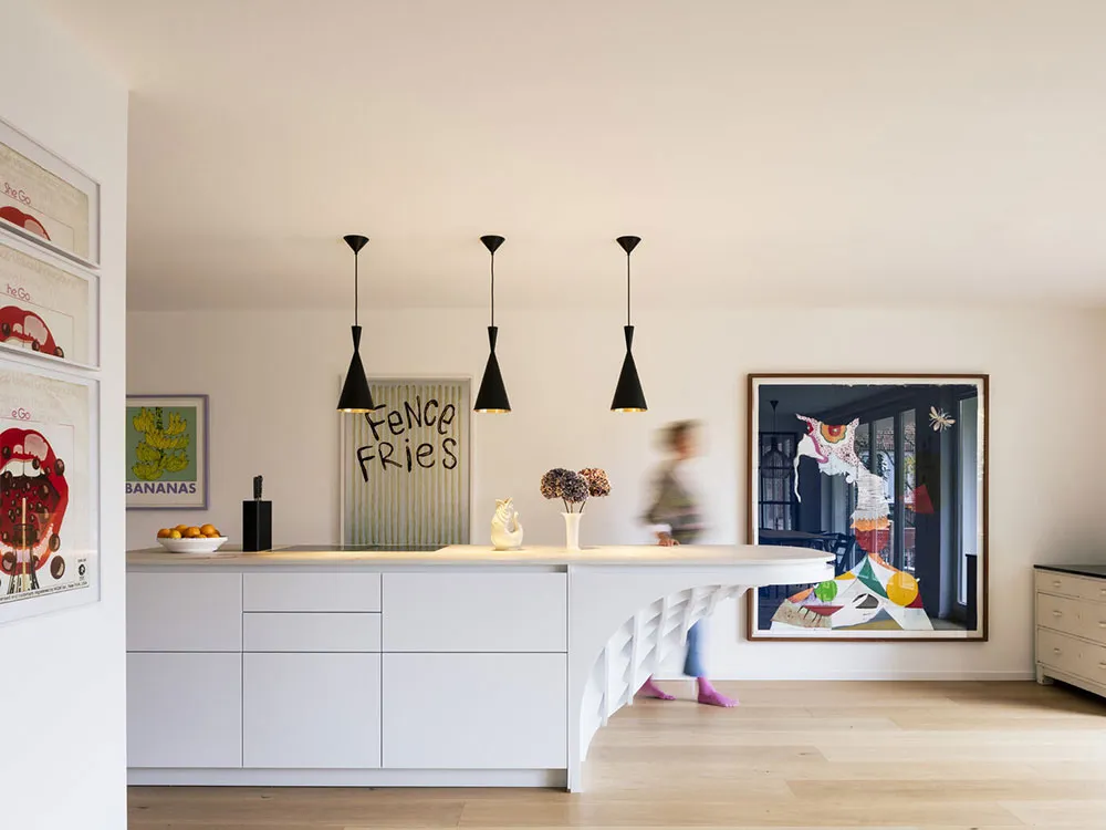 Яркая современная квартира в Гамбурге с тёмно-синим кубом - Gallery image 3