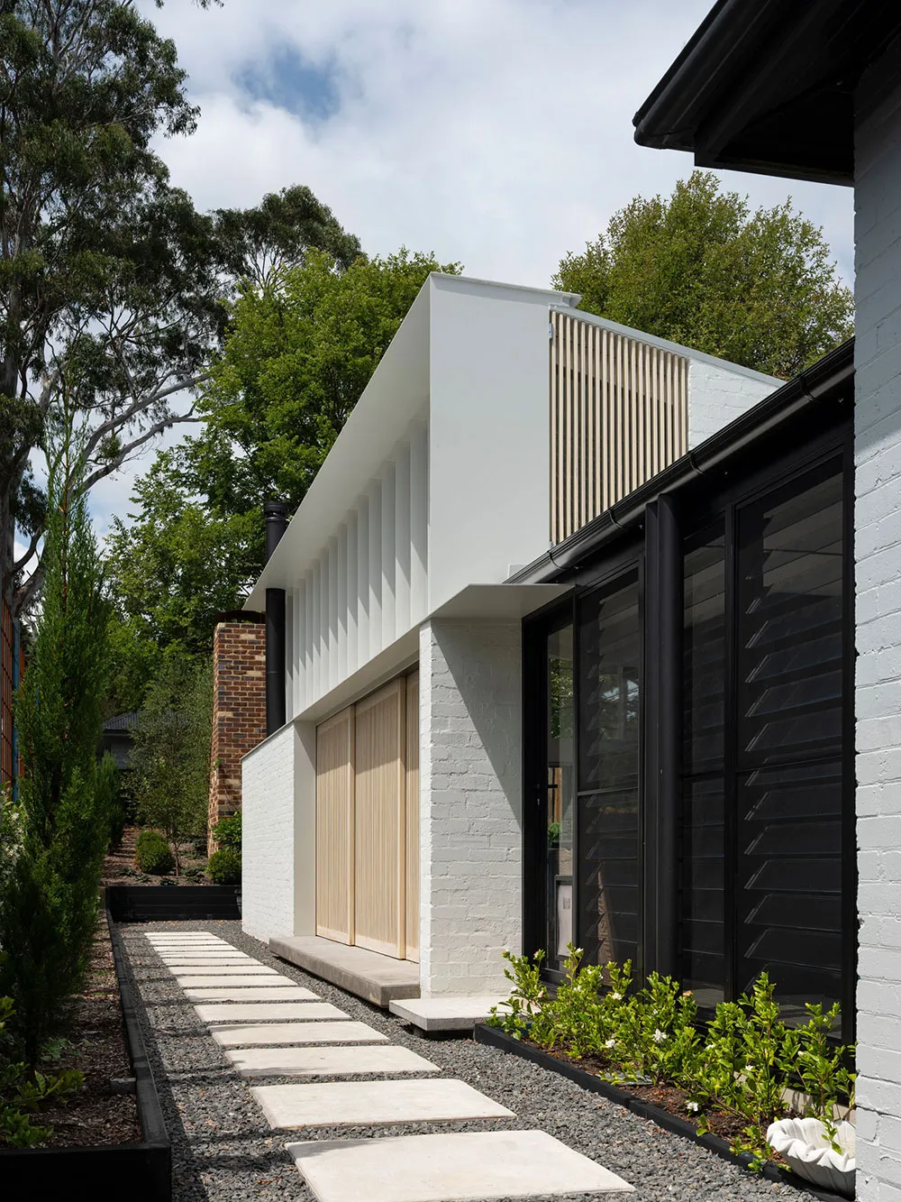 Znakomity strzeżony domek w Australii zbudowany na kontrastach - Gallery image 24
