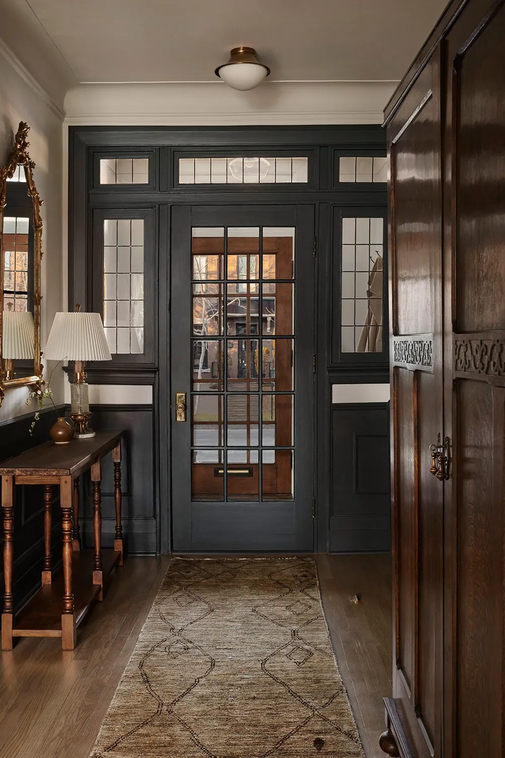 Lignes élégantes de l'habitation rénovée de 100 ans à Montréal - Gallery image 14