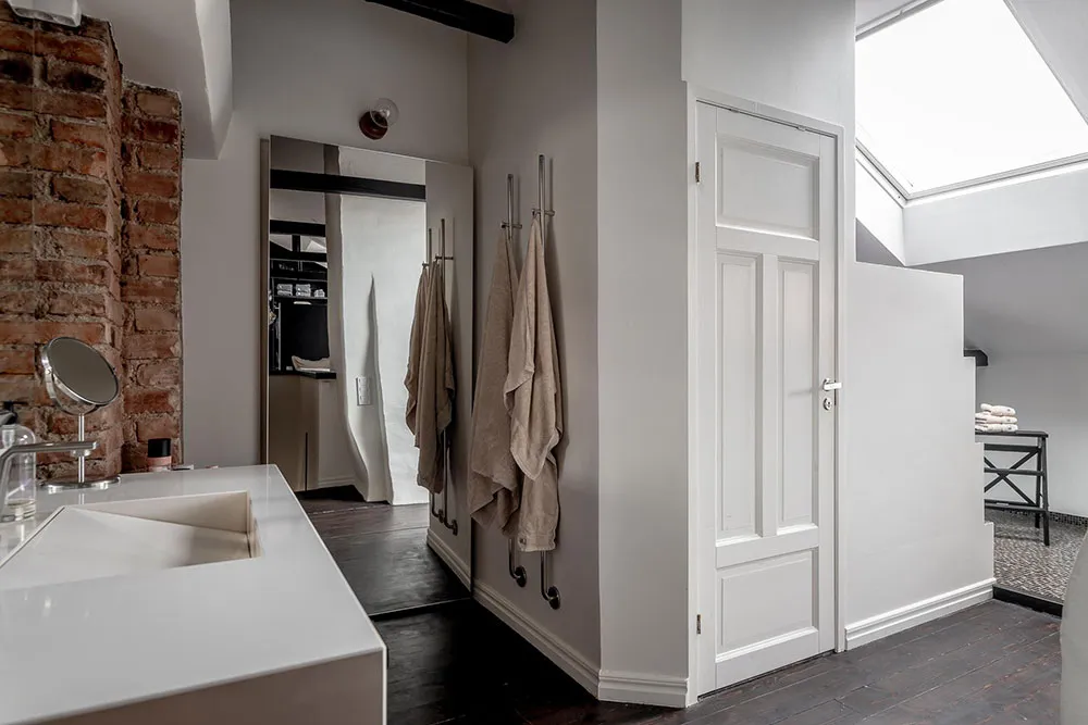 Кирпичные стены и тёмная мебель: лофт в Гетеборге - Gallery image 21