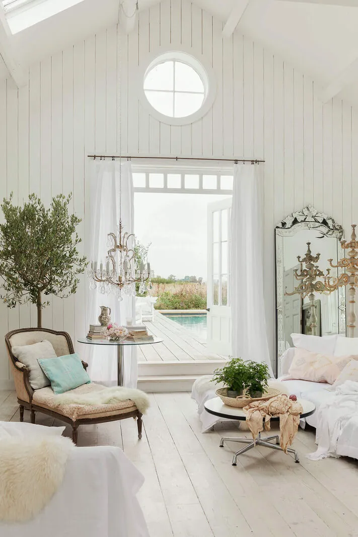 緑に囲まれた美しい白いコテージ - Gallery image 18