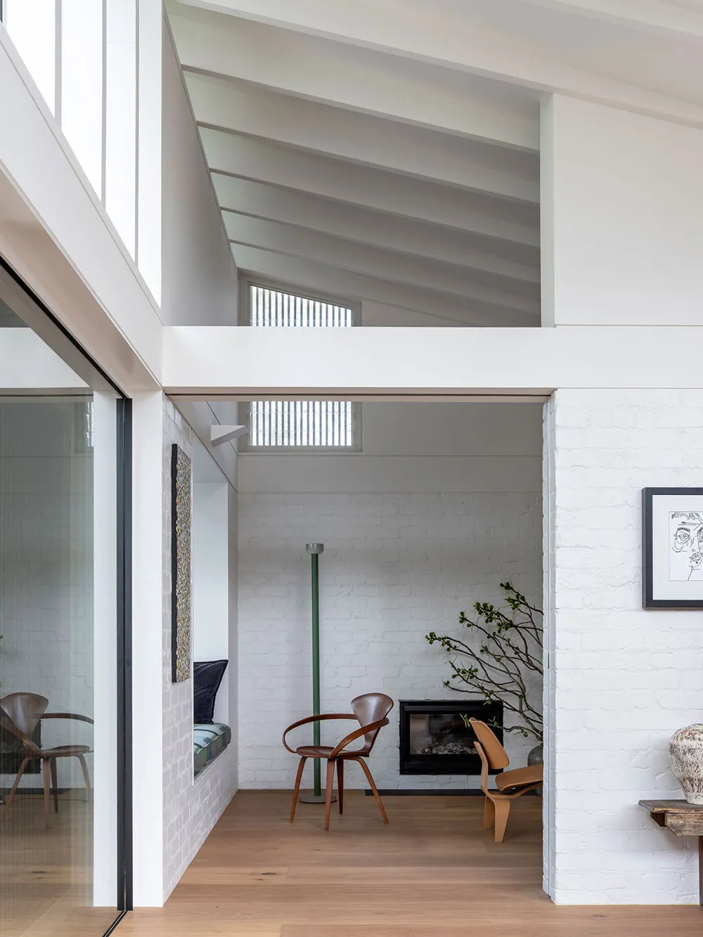 Znakomity strzeżony domek w Australii zbudowany na kontrastach - Gallery image 13