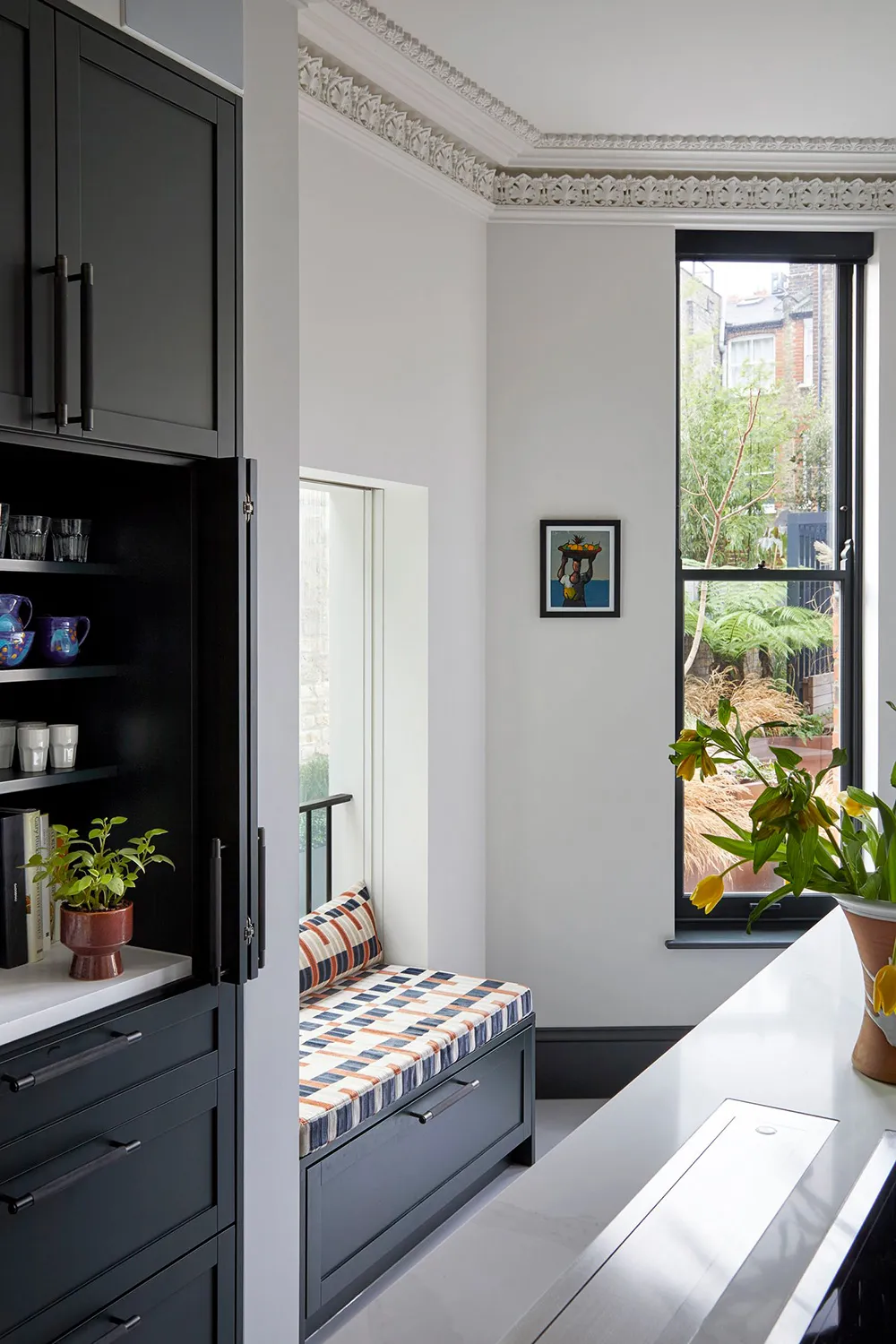 Стильні темні відтінки для чудового таунхауса в Лондоні - Gallery image 8