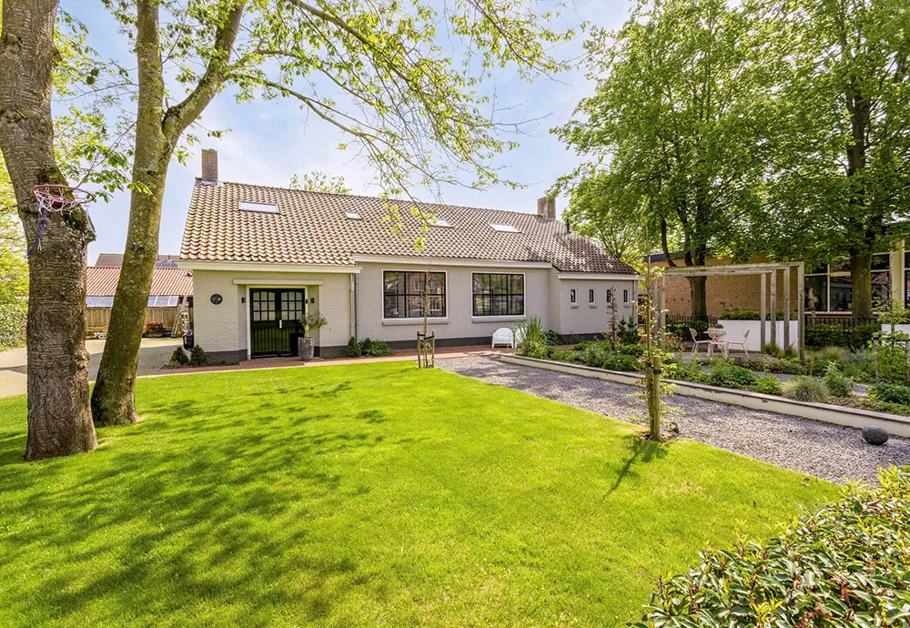 Diseño de interior colorido y vibrante en edificio ex-escuela en Países Bajos - Gallery image 1