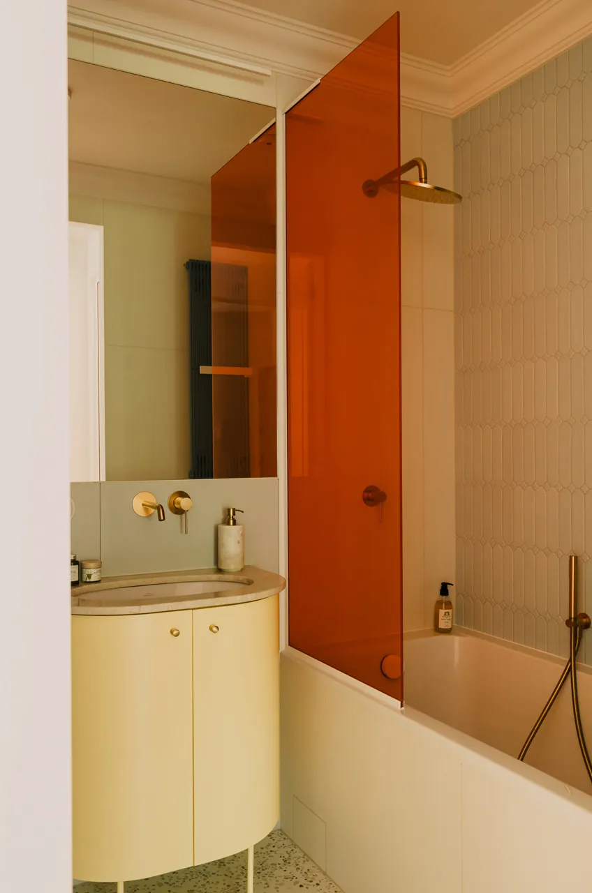 Peintures vives et touches d'art déco dans la conception d'appartement à Wrocław - Gallery image 10