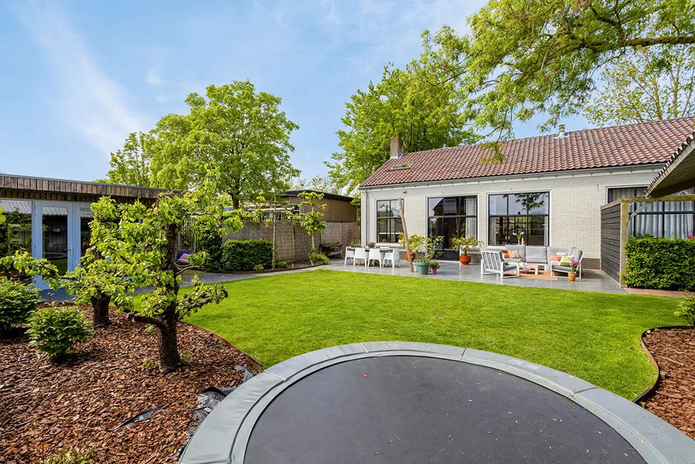 Diseño de interior colorido y vibrante en edificio ex-escuela en Países Bajos - Gallery image 18