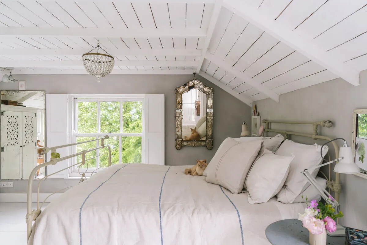 緑に囲まれた美しい白いコテージ - Gallery image 12