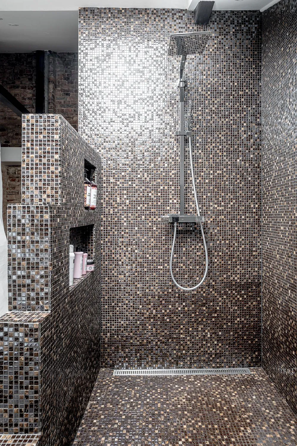 Кирпичные стены и тёмная мебель: лофт в Гетеборге - Gallery image 22