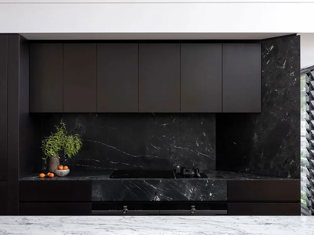 Znakomity strzeżony domek w Australii zbudowany na kontrastach - Gallery image 7