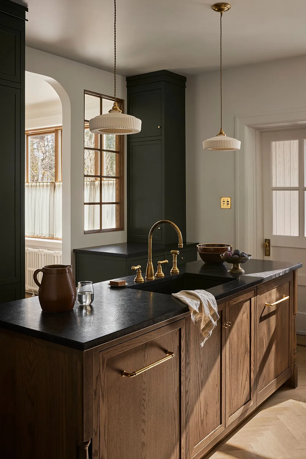 Lignes élégantes de l'habitation rénovée de 100 ans à Montréal - Gallery image 9