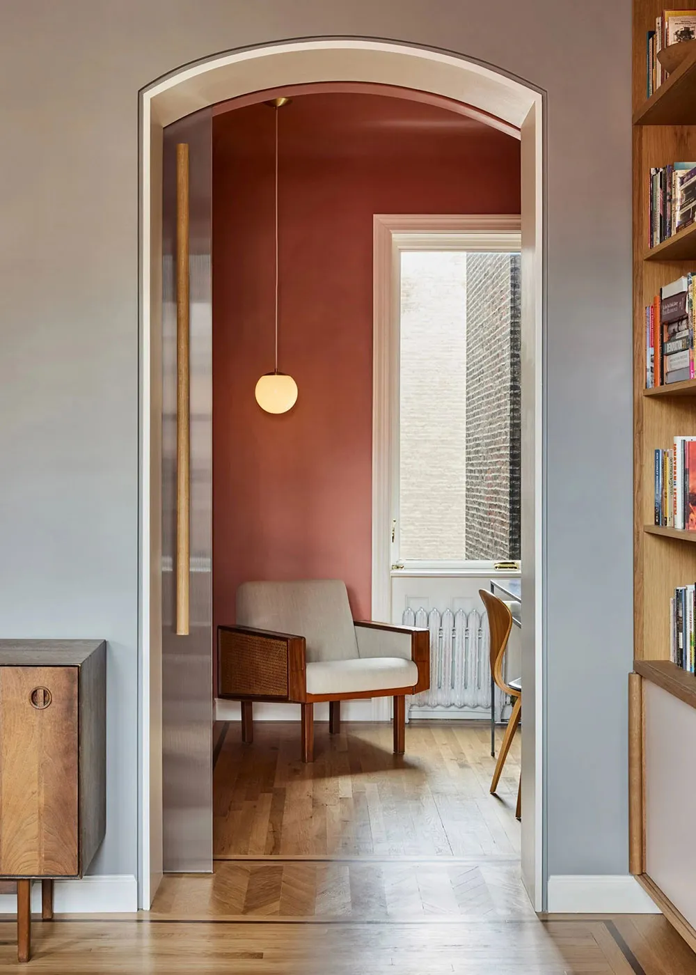 Beaux tons et îlot de cuisine en carrelage : appartement élégant à New York - Gallery image 6