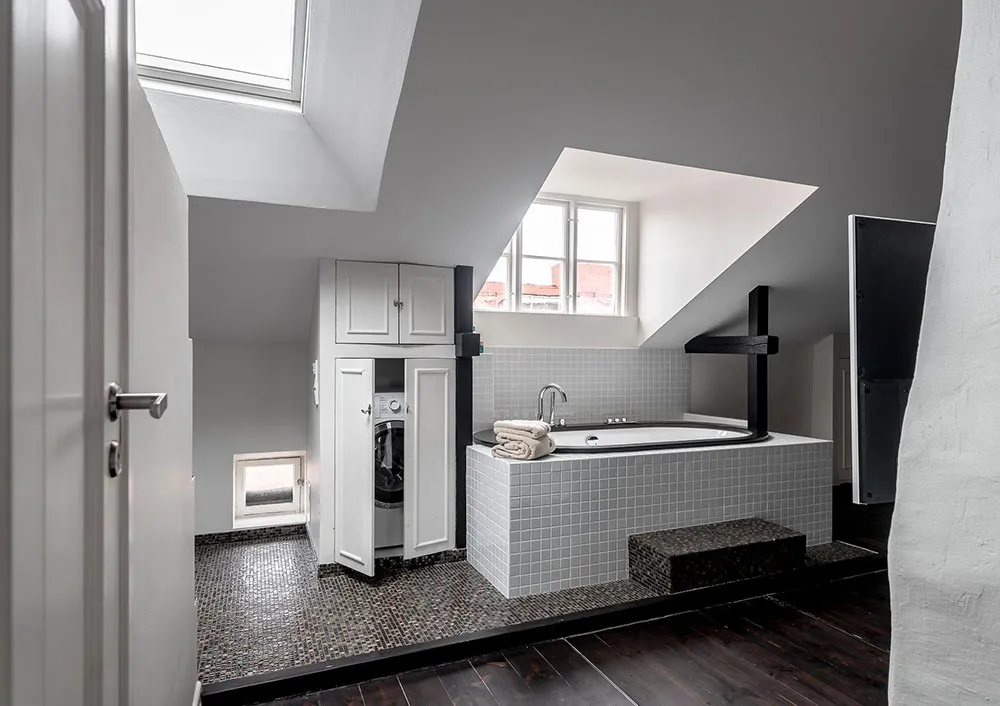 Кирпичные стены и тёмная мебель: лофт в Гетеборге - Gallery image 18