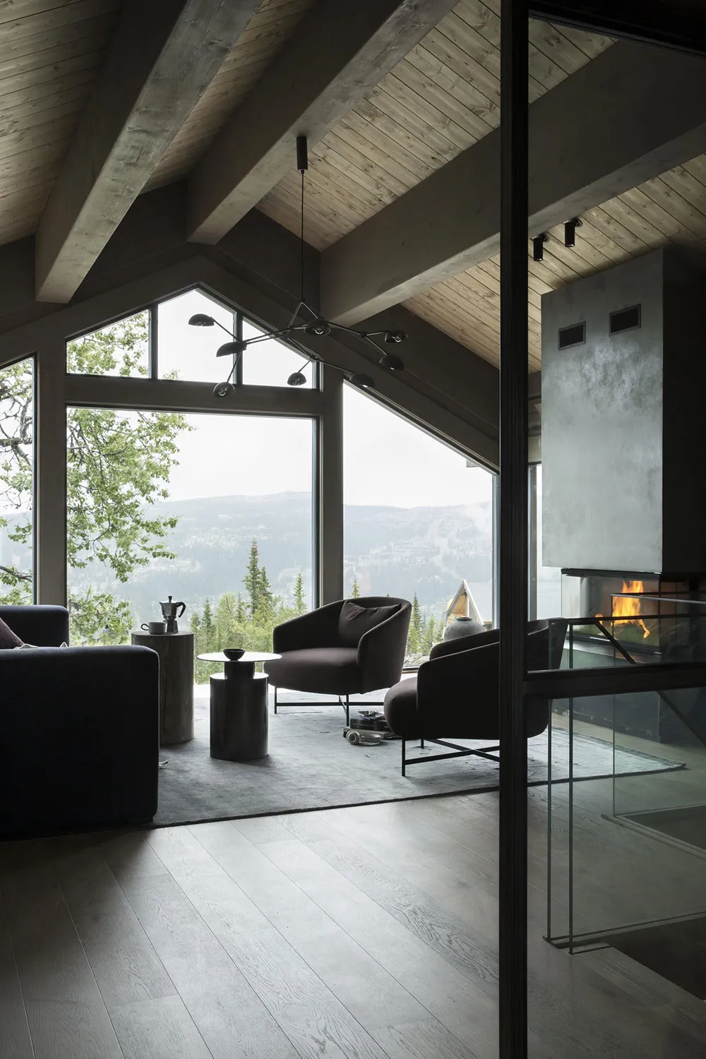 Style et cosy chalet de montagne dans une gamme atténuée en Norvège - Gallery image 1