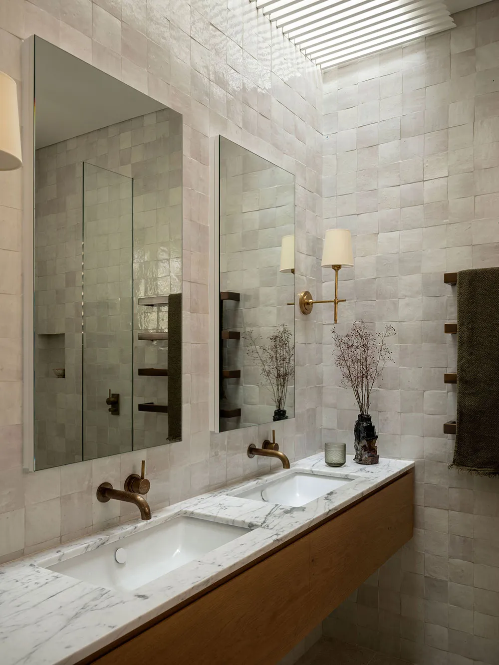 Znakomity strzeżony domek w Australii zbudowany na kontrastach - Gallery image 17