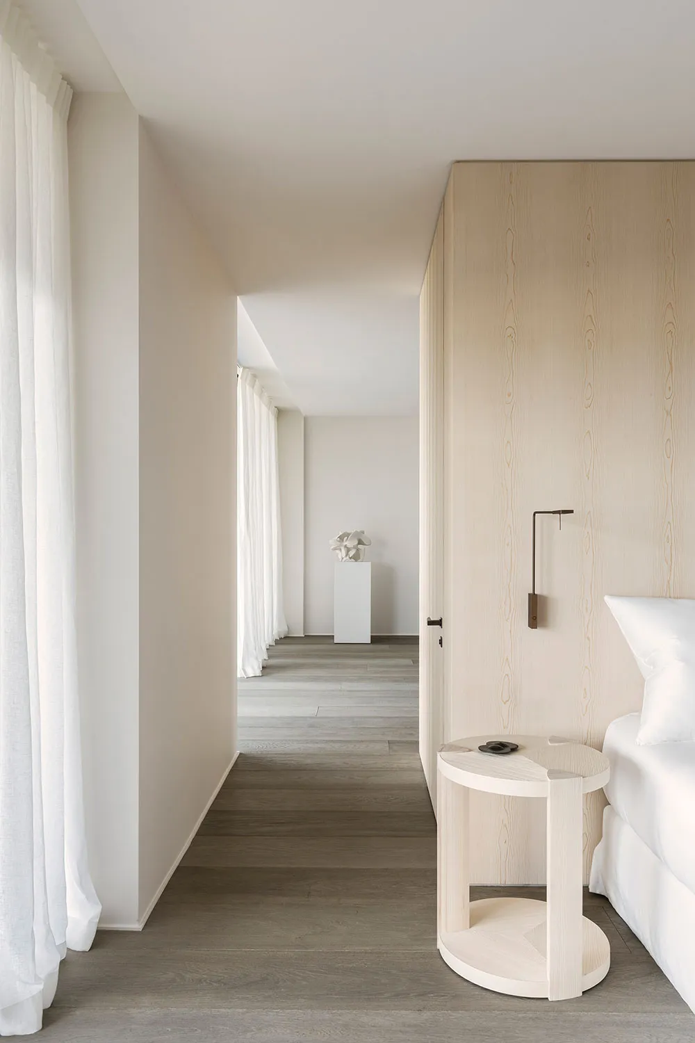 Ruhe in sandfarbigen Tönen im Design eines Hauses in den Dünen der Niederlande - Gallery image 7