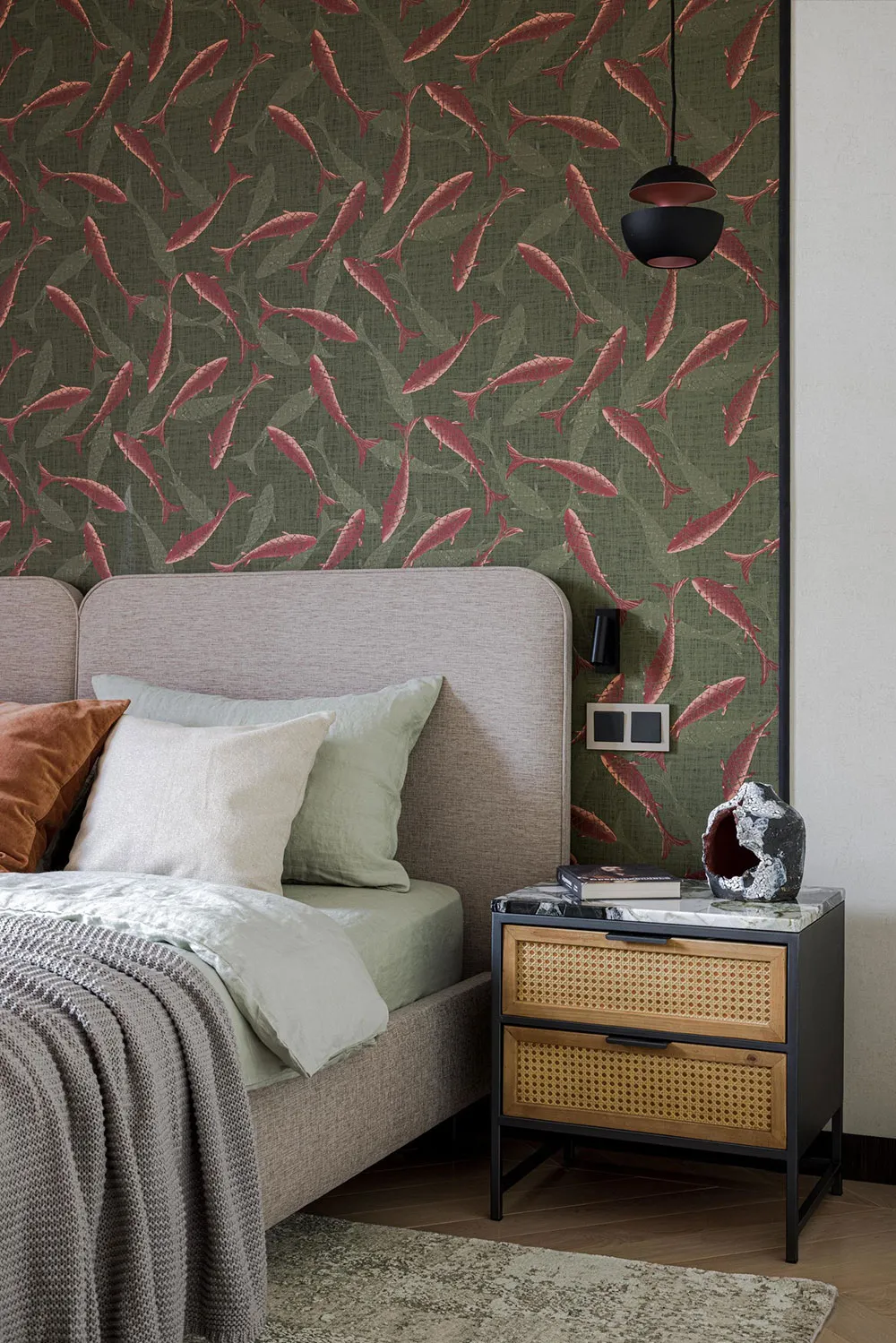 Обои с рыбами и смелый мрамор на кухне: современная квартира для семьи в Москве - Gallery image 5