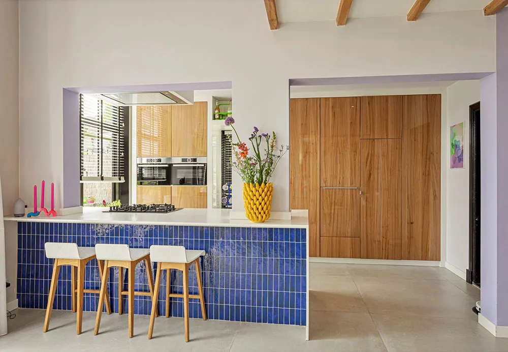 Diseño de interior colorido y vibrante en edificio ex-escuela en Países Bajos - Gallery image 6