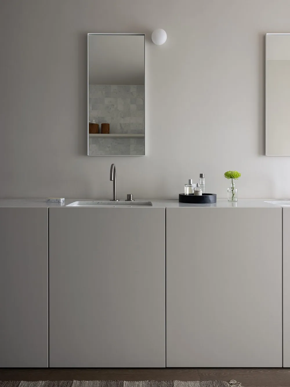 Style minimaliste calme avec vue sur une église médiévale - Gallery image 7