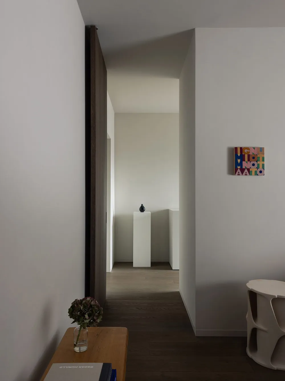 Style minimaliste calme avec vue sur une église médiévale - Gallery image 9