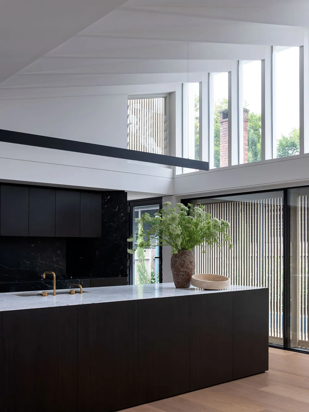 Znakomity strzeżony domek w Australii zbudowany na kontrastach - Gallery image 8