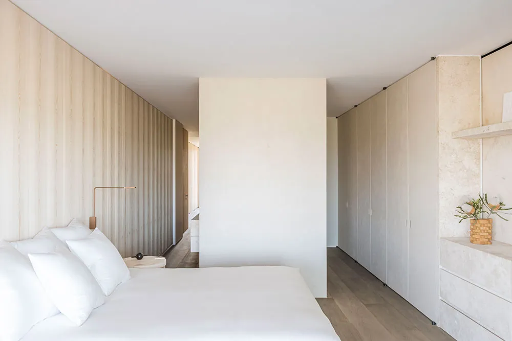 Ruhe in sandfarbigen Tönen im Design eines Hauses in den Dünen der Niederlande - Gallery image 8