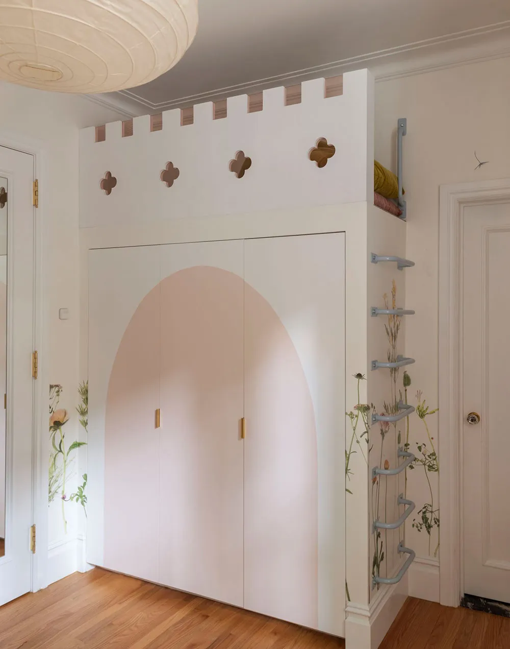 Das Reich der Wandverzierungen und ekligem Interiordesign in einem Haus der Filmfamilie in New York - Gallery image 9