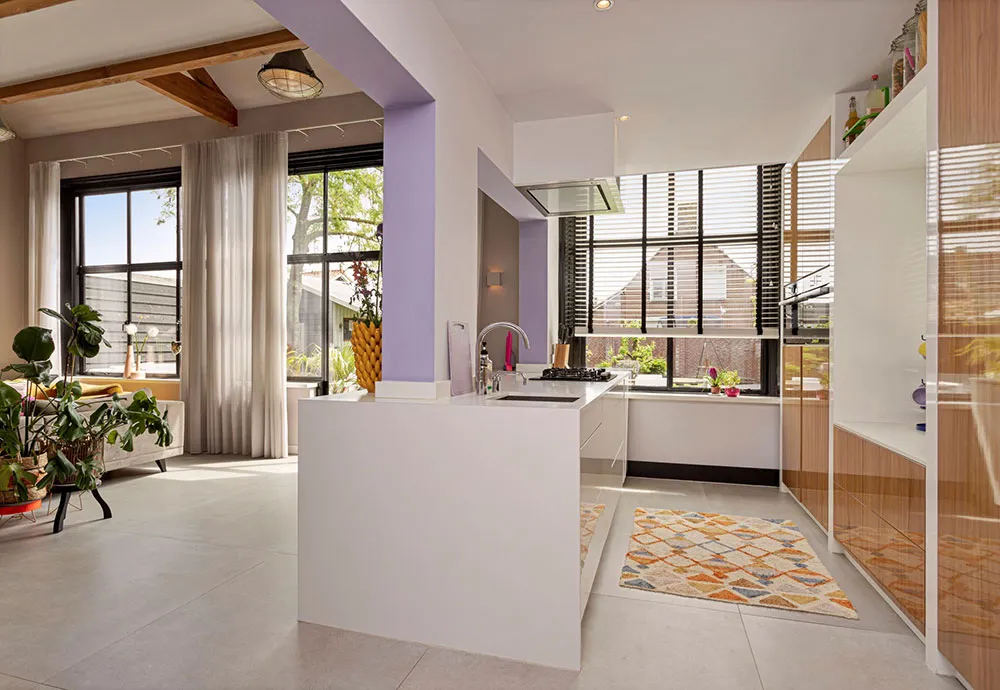 Diseño de interior colorido y vibrante en edificio ex-escuela en Países Bajos - Gallery image 7