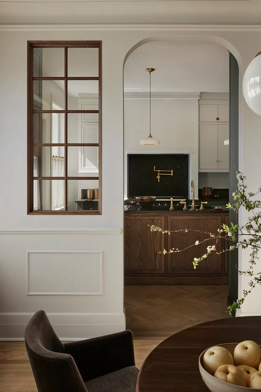 Lignes élégantes de l'habitation rénovée de 100 ans à Montréal - Gallery image 6